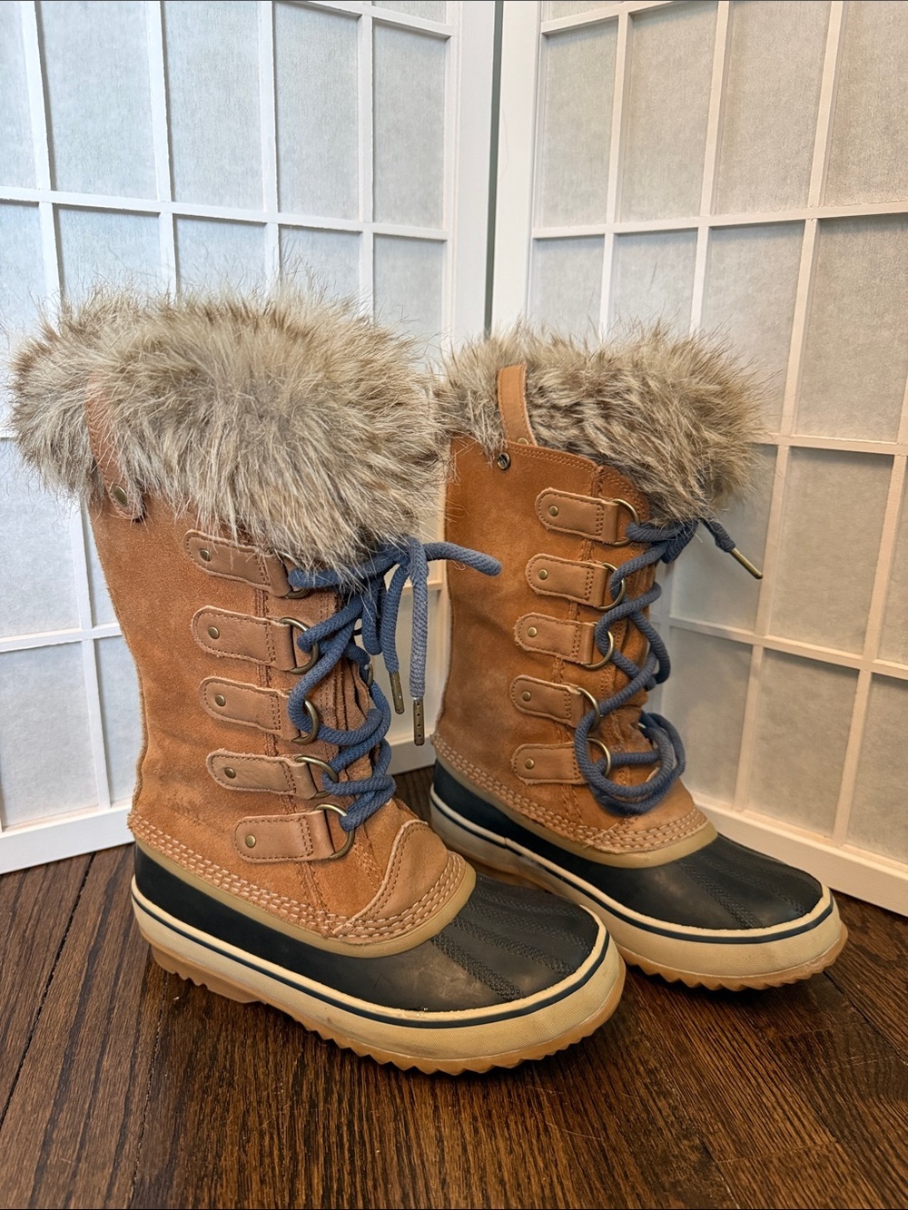 Sorel Women's Tan Winter Boots with Blue Laces and Faux Fur Collar Size 6